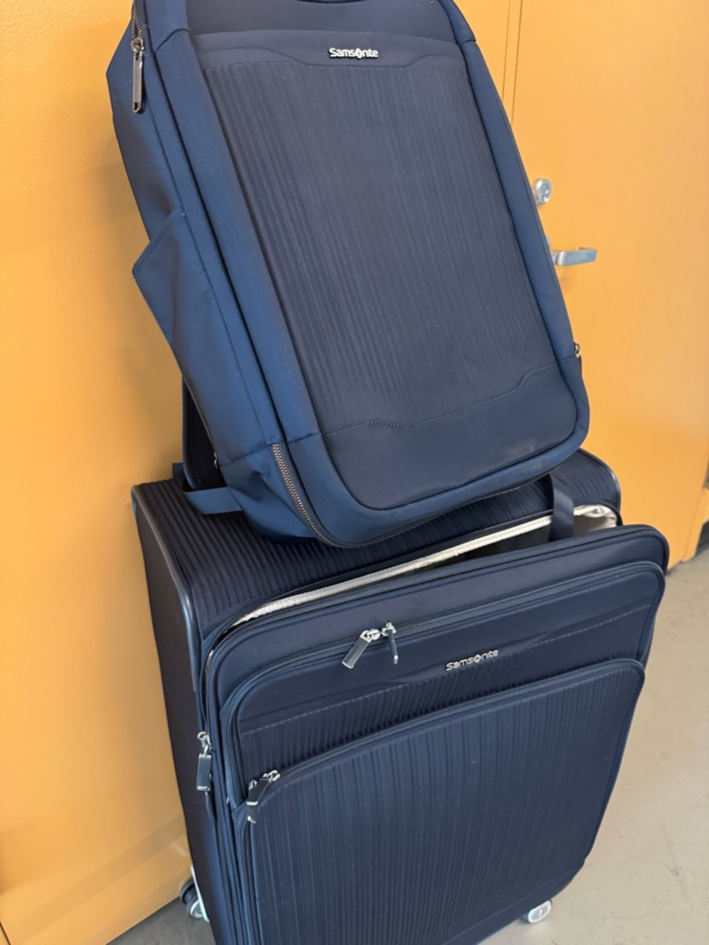 Samsonite NWOT Navy Blue Backpack - Sleek Travel Carry